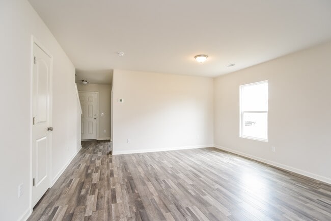 Photo - 4033 Lake Russell Dr