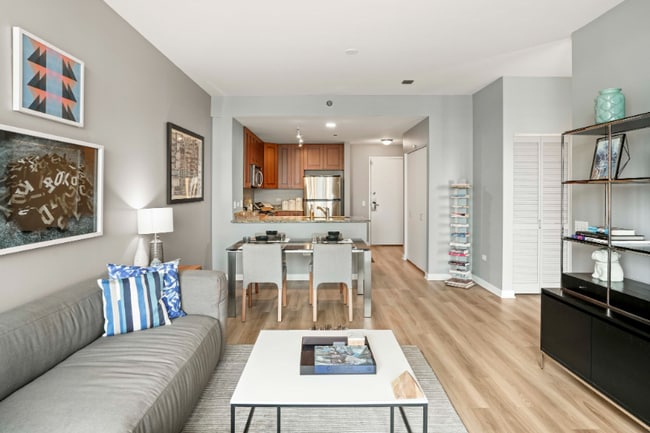 Building Photo - 730 N Clark St Rental