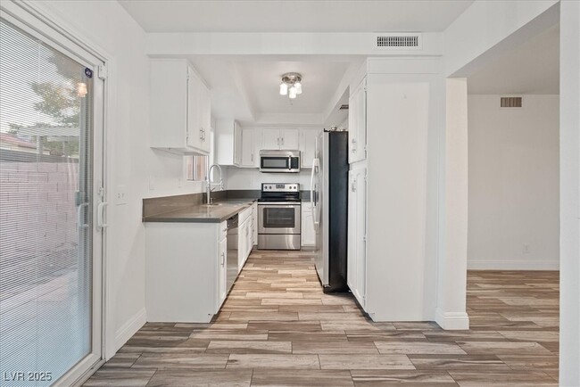 Photo - 3388 Pavlo St