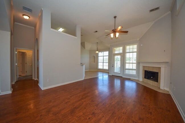 Photo - Great 3 bed, 2 bath home in Cordova with wonderful curb appeal.