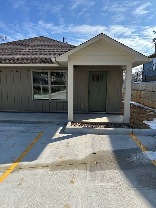 Building Photo - 705 W 12th St Unit B