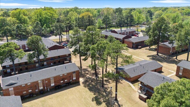 Welcome to Holmes Pointe Apartments!