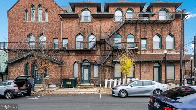 Building Photo - 2 E State St Unit 2F