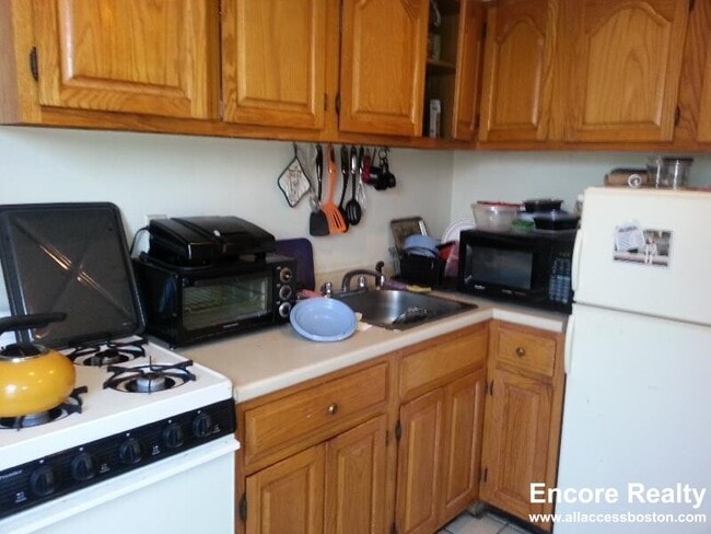 Building Photo - 6 Wait St Unit 5