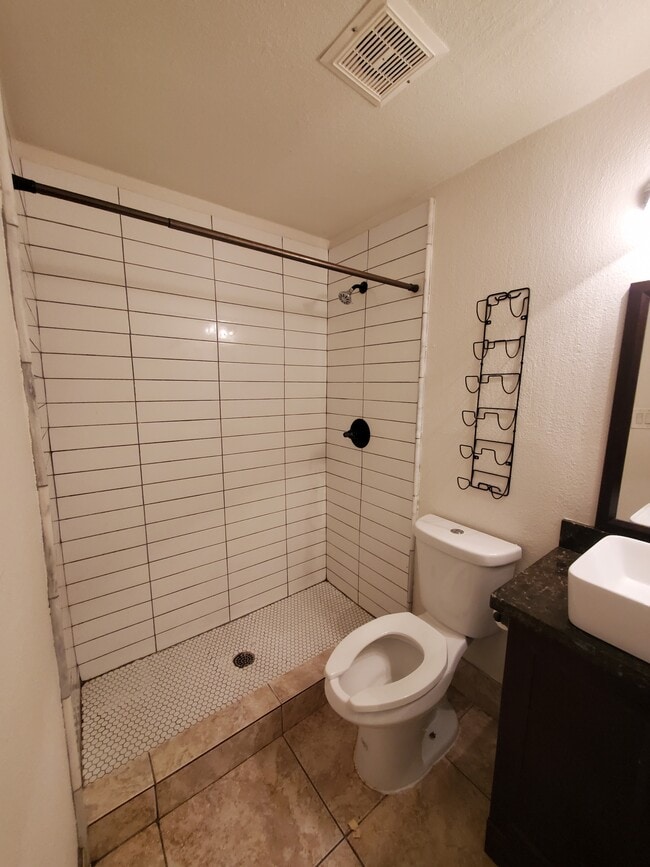 Photo - 1005 W 5th St Unit 104