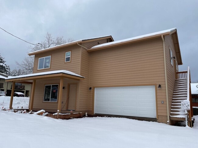 Building Photo - 4 Bedroom 3.5bathroom