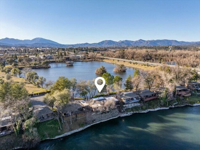 Building Photo - Executive Rental w/River Views from Every ...