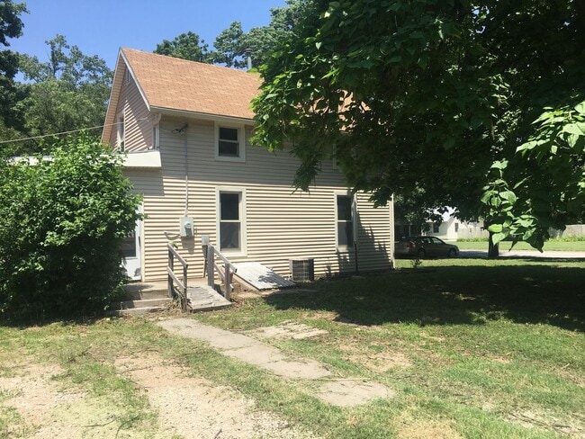 Photo - $1100 - 3 bed 1 bath - Single Family Home