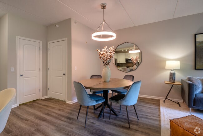 2 habitaciones, 1 baño - 1045 pies cuadrados - Modelo - Comedor - The Majestic Luxury Apartments