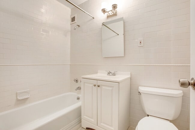 Photo - 305 W 45th St