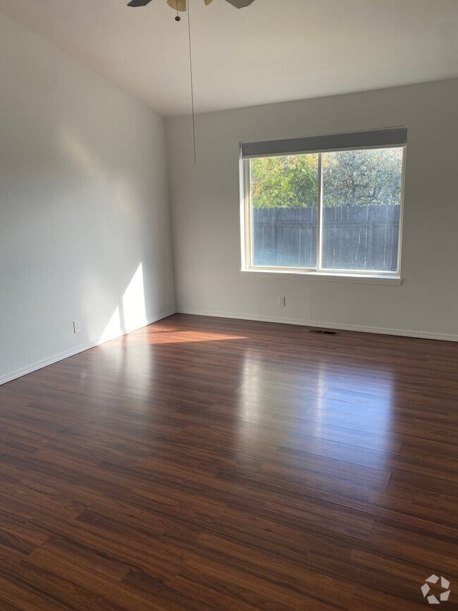 Building Photo - Beautiful Home in The Cove West Community