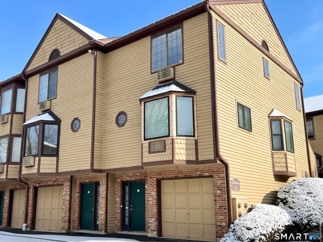 Photo - 8 Oakwood Ave Unit APT D6