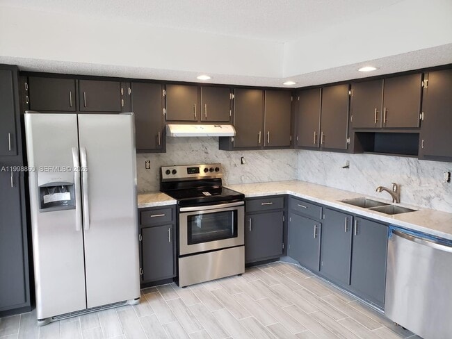 Building Photo - 8075 SW 107th Ave Unit 311