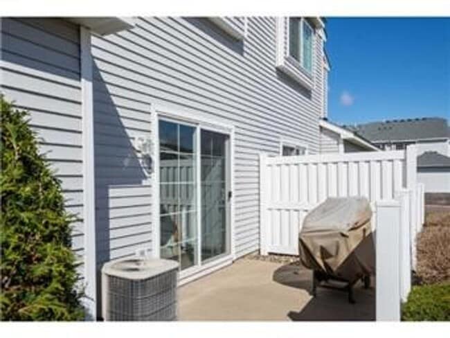 Building Photo - 2Bed/1.5Bath Townhome- Apple Valley- Available June 1