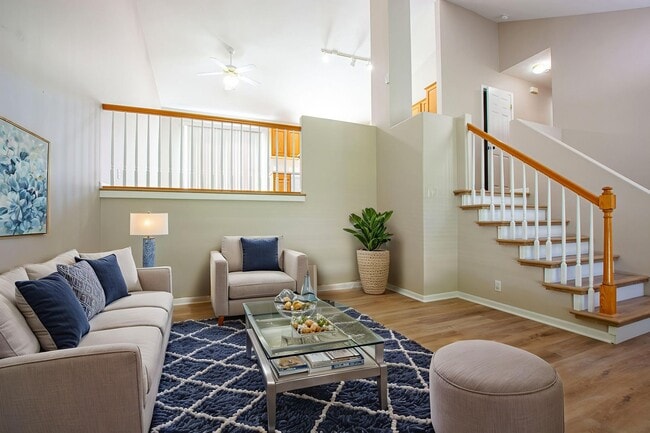 Building Photo - 3 Bedroom / 2 Bath Tri-Level Home Located ...