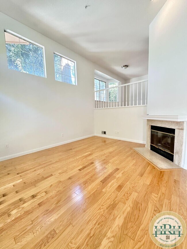 Building Photo - Charming 3BR|2.5BA Palo Alto Townhome – Pr...