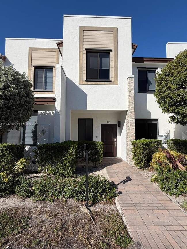 Photo - 909 NE 211th St