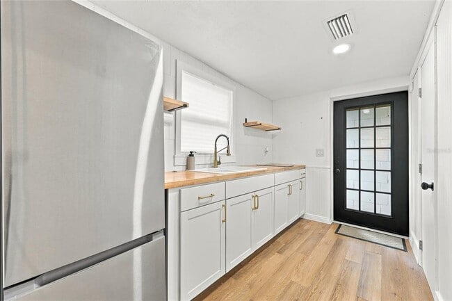 1711 White Ave
