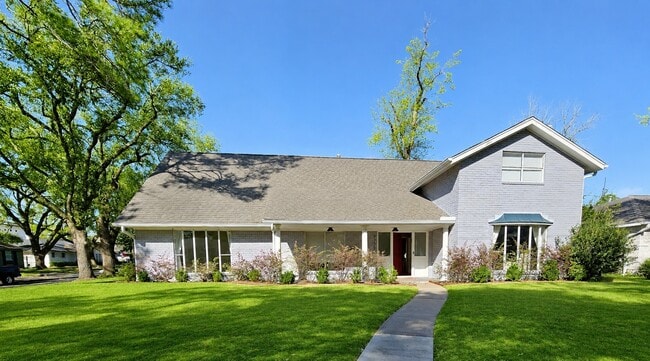 Building Photo - 9738 Braesmont Dr