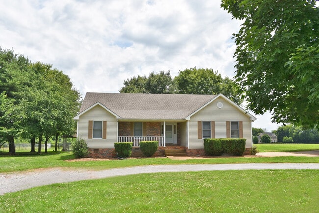 Amazing 4BR/2BA with 4 stall barn on 5 acr... - Amazing 4BR/2BA with 4 stall barn on 5 acr...