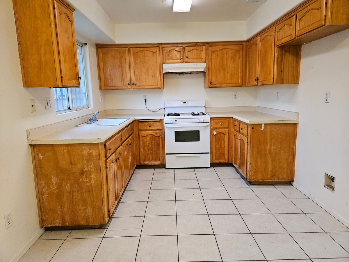 Photo - 898 Oakmont St