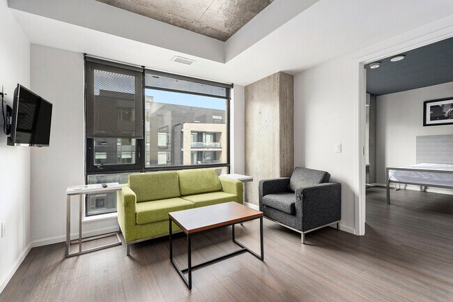 Photo - 105 Champagne Ave S