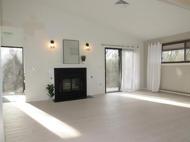 Building Photo - 10 Ridgedale Dr