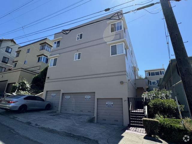 Building Photo - 2 bedroom in Oakland CA 94606 Rental