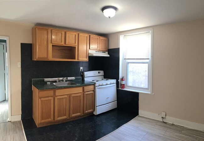 Photo - 1639 W Diamond St Apartment Unit 4