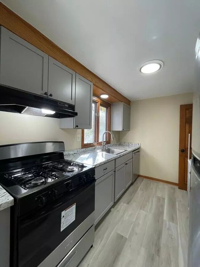 Building Photo - 3 bed 1 1/2 bath 4 level townhome availabl...