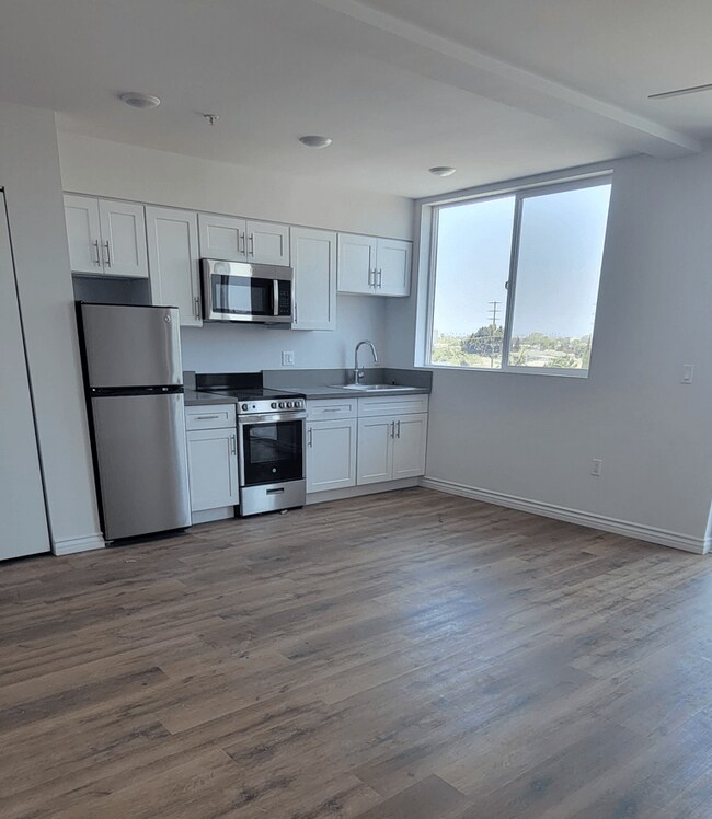 Photo - 321 E Florence Ave