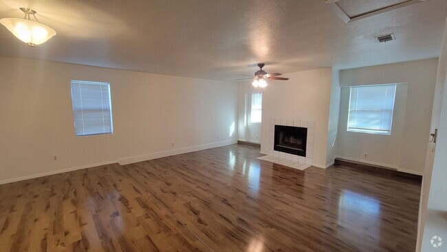 Building Photo - Spacious in Sanger Rental