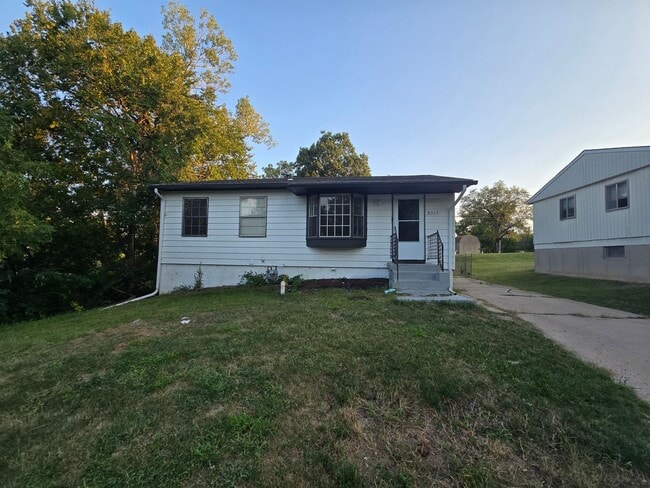 Building Photo - 3 Bedroom house with fenced in yard