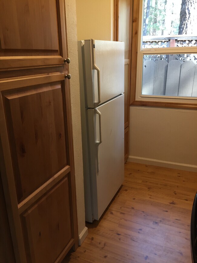 Photo - 2565 Pinter Ave Unit 2 (Rear, Studio/1ba)