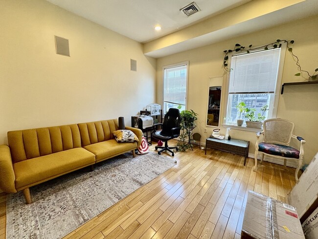 Building Photo - 22 Elmore St Unit 2 Rental