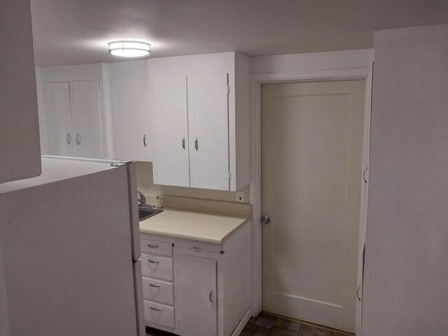 Photo - 528 W 6th St
