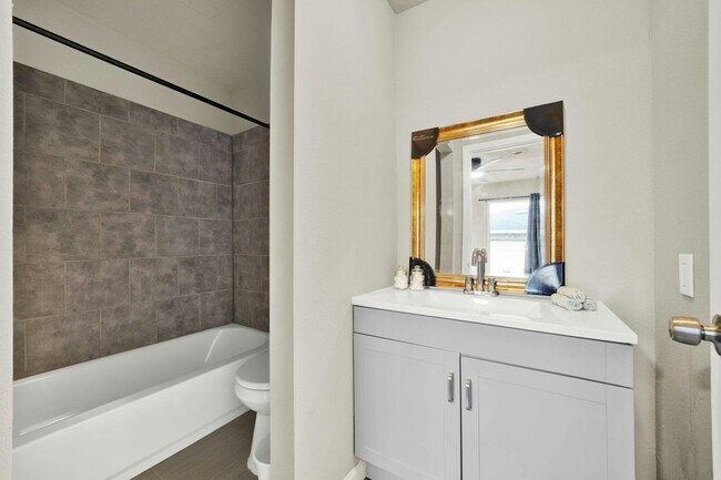 Photo - 1917 Sadler St Unidad 7