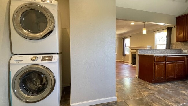 Photo - 3BD/1BA - Cozy Home with a Spacious Yard and Modern Kitchen!