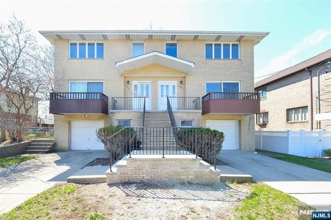 Building Photo - 472 Central