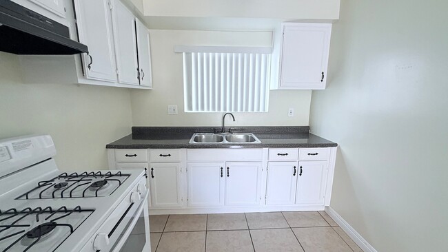 Photo - 810 W Duarte Rd