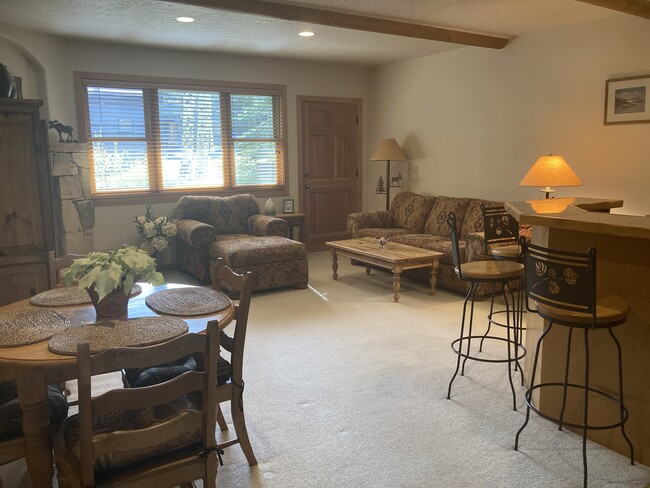 Building Photo - 720 Deer Valley Dr