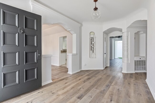 Photo - 145-147 N Clark Dr