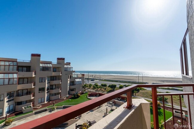 Building Photo - 855 La Playa St