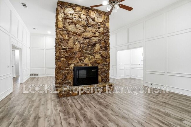 Photo - 2212 Valcourt Dr