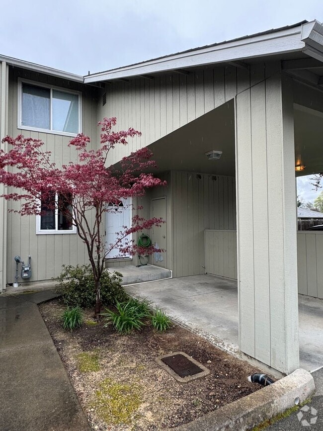 Building Photo - Townhouse in NE Grants Pass, Close to Shop...
