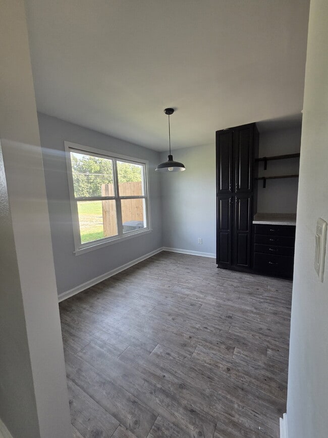 Photo - Cozy 1 Bedroom Retreat with Stylish LVP Flooring Unidad B