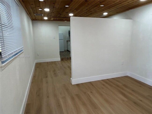 Photo - 135 E 37th St Unidad 1