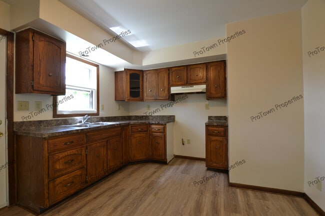 8 Girard Blvd