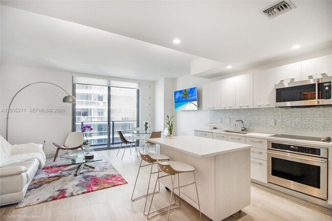 Building Photo - 55 SW 9th St Unit 3802