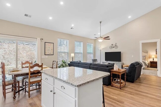 Photo - 324 Kelby St